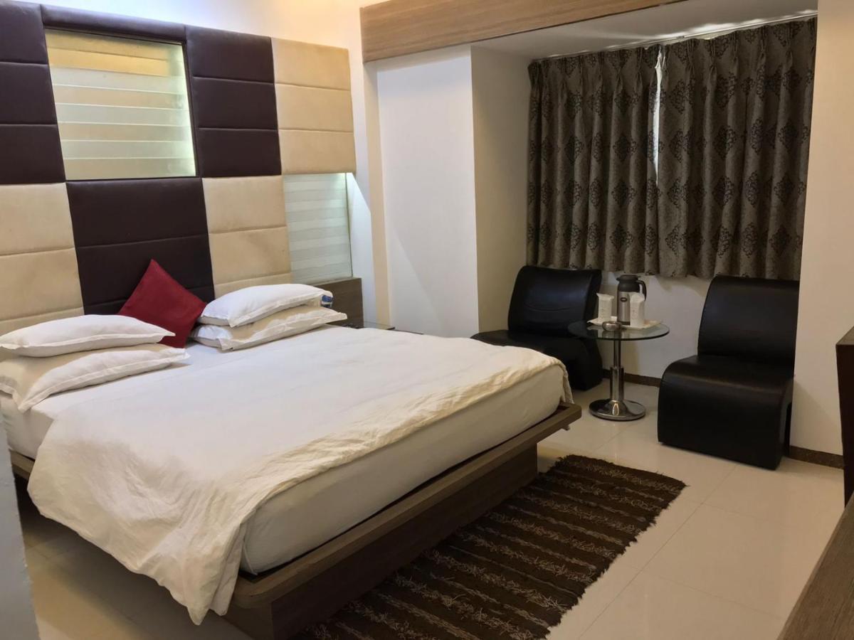 Pearl Hotel & Banquets أحمد أباد المظهر الخارجي الصورة