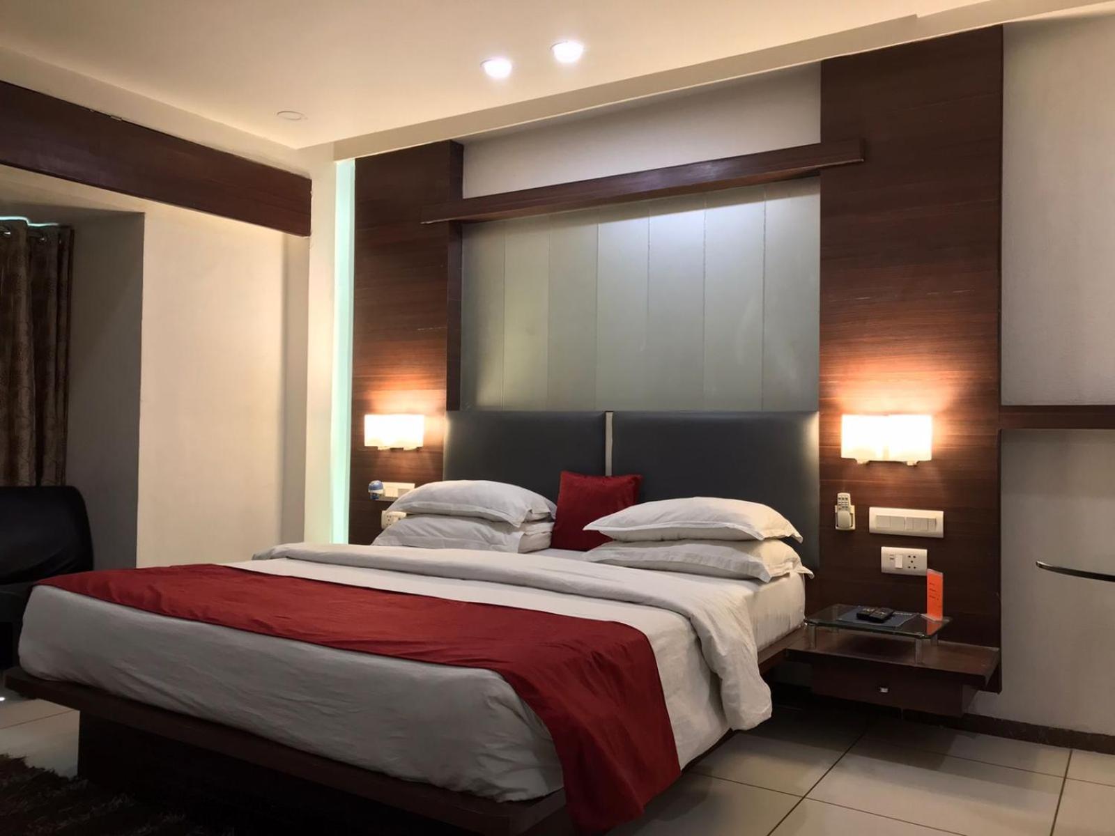 Pearl Hotel & Banquets أحمد أباد المظهر الخارجي الصورة