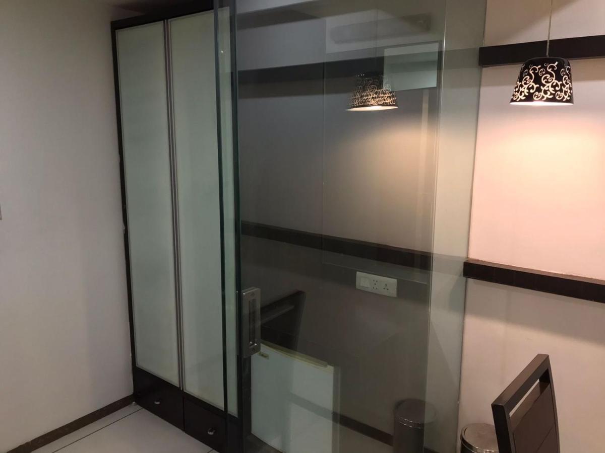 Pearl Hotel & Banquets أحمد أباد المظهر الخارجي الصورة