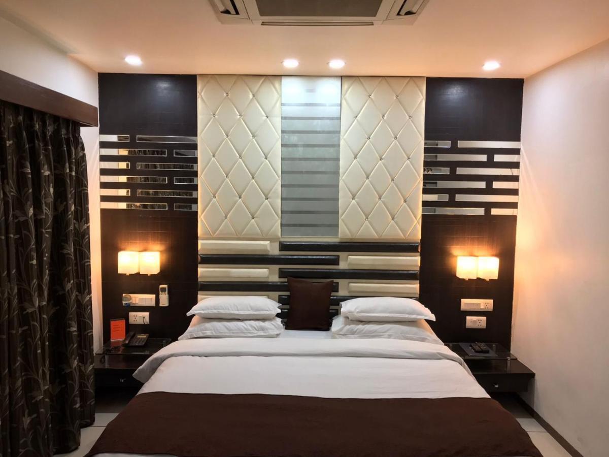 Pearl Hotel & Banquets أحمد أباد المظهر الخارجي الصورة