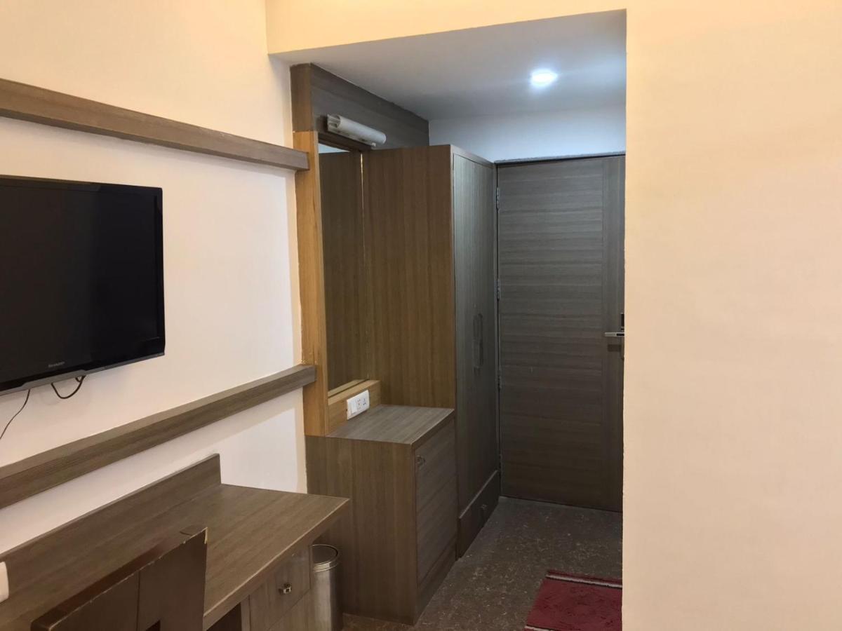 Pearl Hotel & Banquets أحمد أباد المظهر الخارجي الصورة