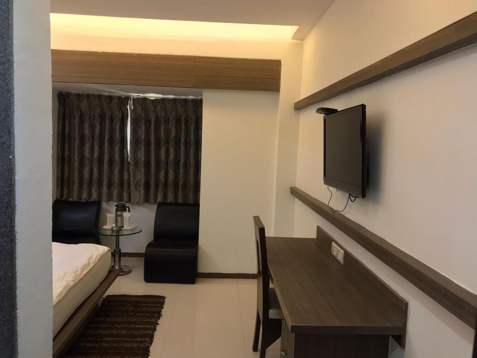 Pearl Hotel & Banquets أحمد أباد المظهر الخارجي الصورة
