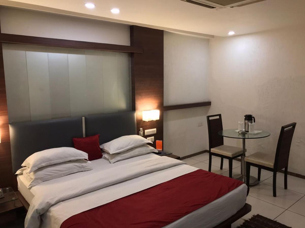 Pearl Hotel & Banquets أحمد أباد المظهر الخارجي الصورة