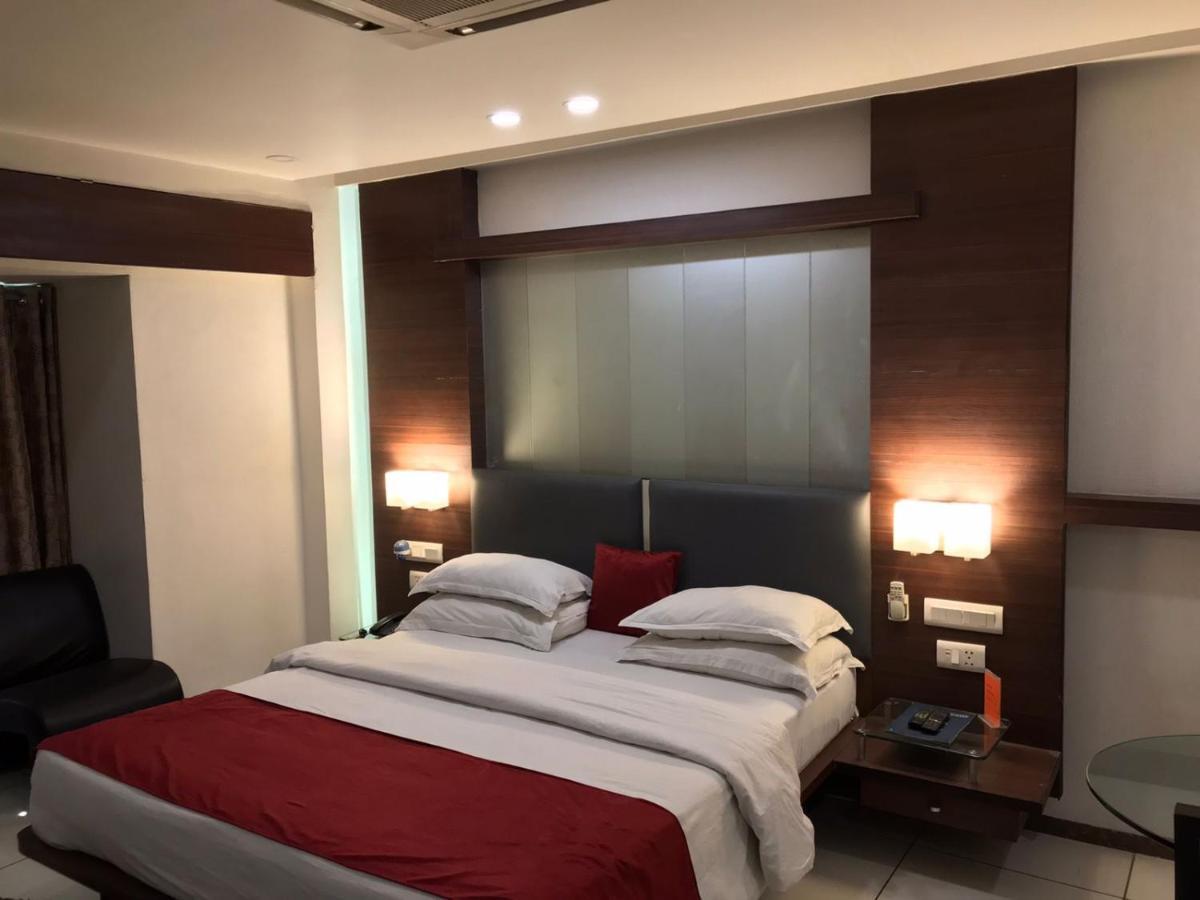 Pearl Hotel & Banquets أحمد أباد المظهر الخارجي الصورة