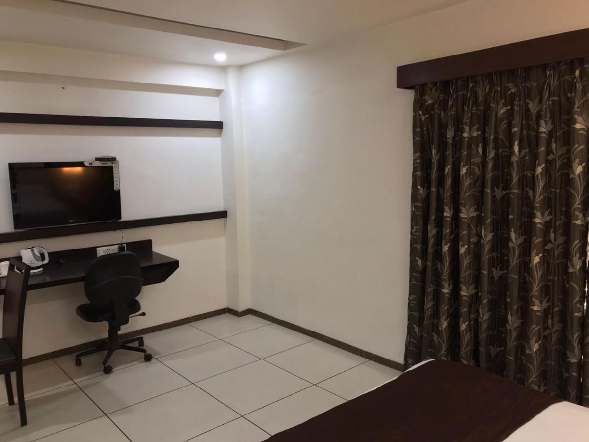Pearl Hotel & Banquets أحمد أباد المظهر الخارجي الصورة