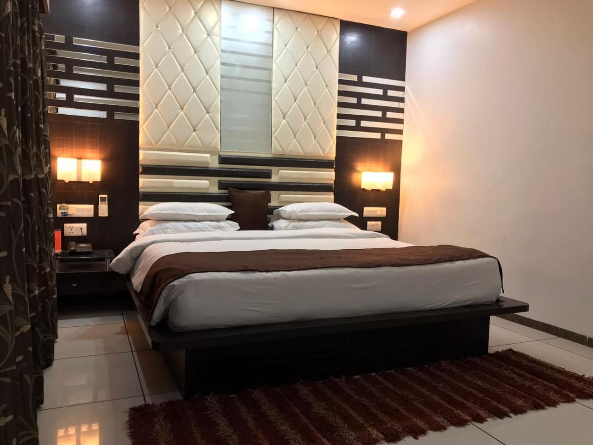 Pearl Hotel & Banquets أحمد أباد المظهر الخارجي الصورة
