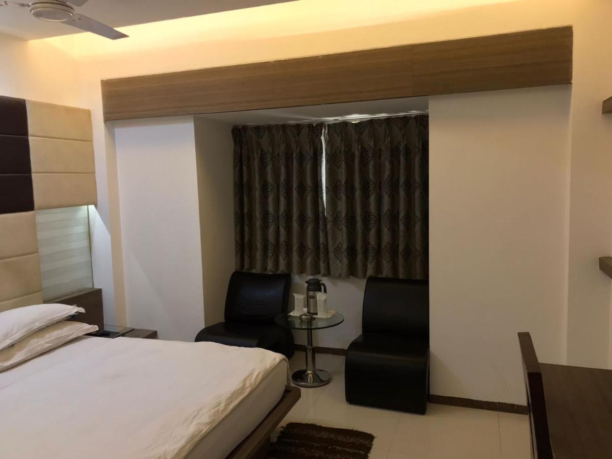 Pearl Hotel & Banquets أحمد أباد المظهر الخارجي الصورة