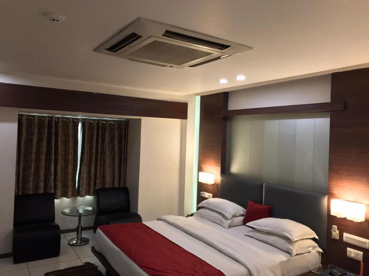 Pearl Hotel & Banquets أحمد أباد المظهر الخارجي الصورة