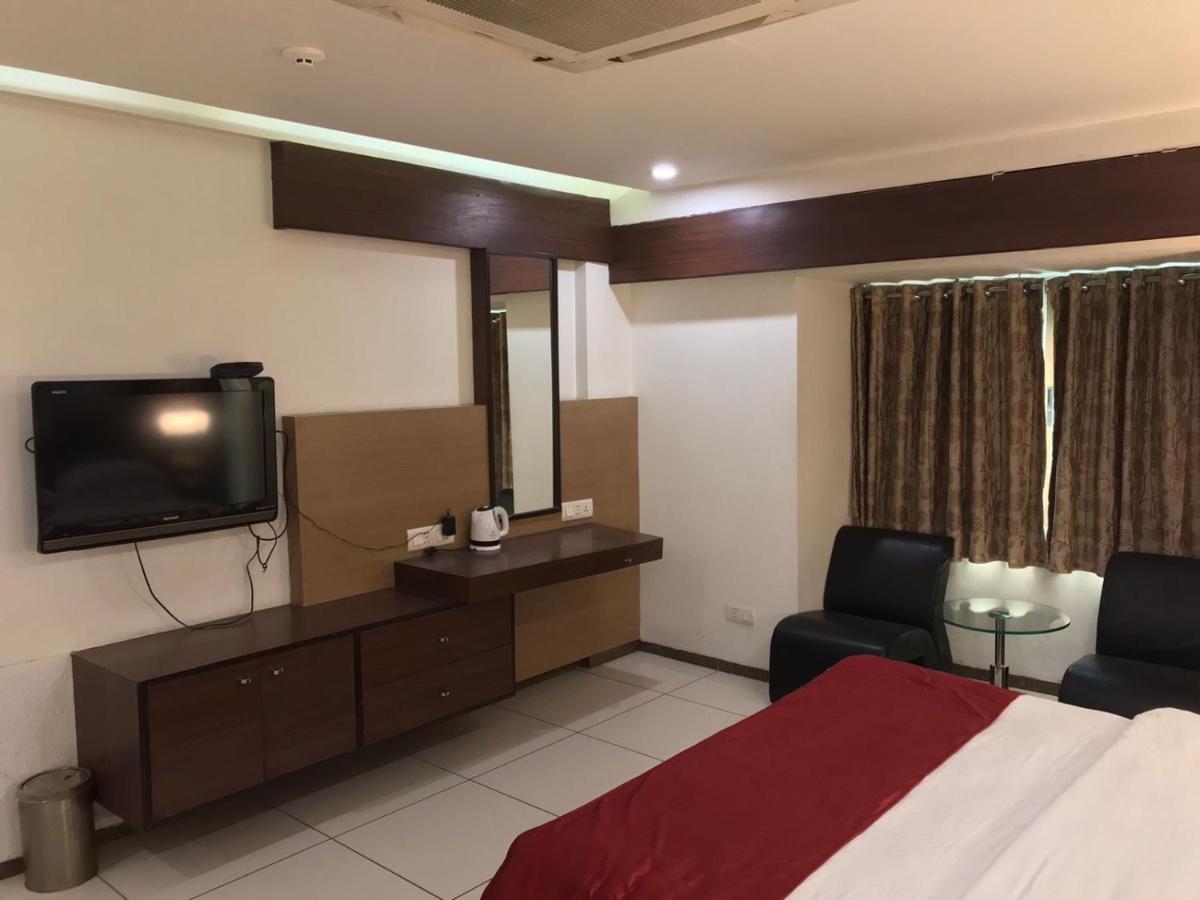 Pearl Hotel & Banquets أحمد أباد المظهر الخارجي الصورة