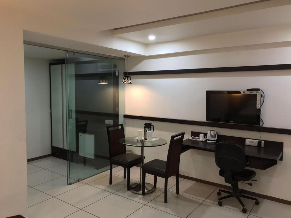 Pearl Hotel & Banquets أحمد أباد المظهر الخارجي الصورة