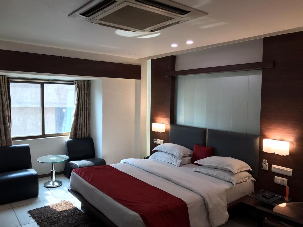 Pearl Hotel & Banquets أحمد أباد المظهر الخارجي الصورة