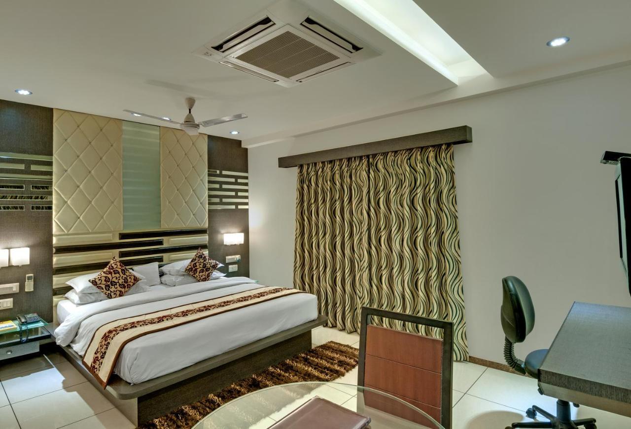 Pearl Hotel & Banquets أحمد أباد المظهر الخارجي الصورة